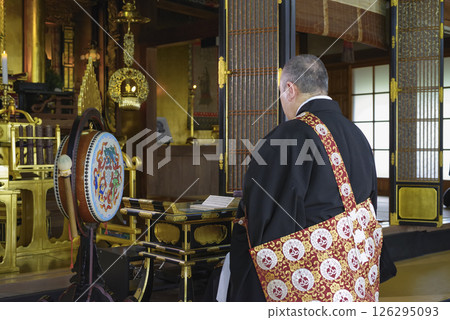 寺廟殿內僧人誦經 寺廟殿內僧人誦經 126295093