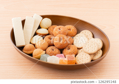 木製盤上擺放著各種甜點 木製盤上擺放著各種甜點 126295148