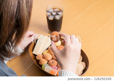 女人正在吃一盤甜食 女人正在吃一盤甜食 126295209