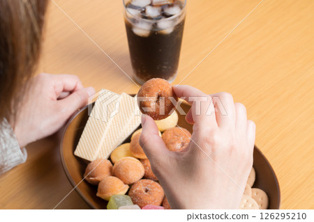 女人正在吃一盤甜食 女人正在吃一盤甜食 126295210