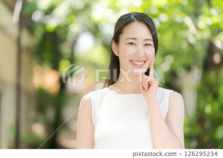 微笑在公園的一個少婦 微笑在公園的一個少婦 126295234