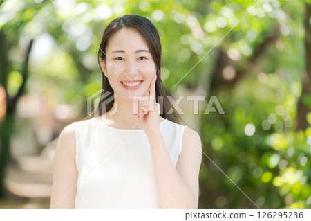 微笑在公園的一個少婦 126295236
