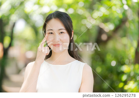 A woman relaxing in the park 126295278