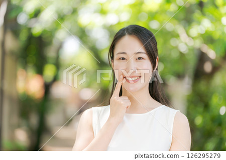 放鬆在公園的一名婦女 放鬆在公園的一名婦女 126295279