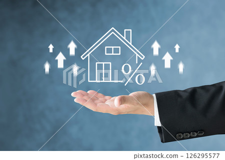 商人的手舉著一個帶有向上趨勢箭頭和百分比符號的房子圖標 126295577