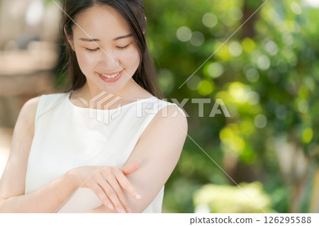 A woman relaxing in the park 126295588