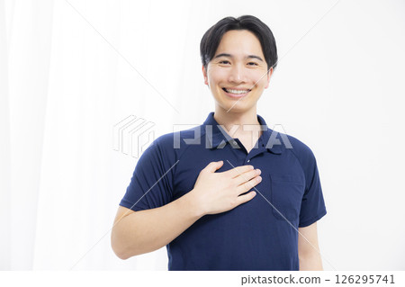 馬球襯衫的男人做出膽量的姿勢 126295741