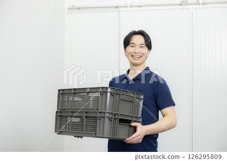 一名男子攜帶一個貨櫃 126295809