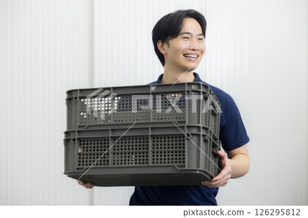 一名男子攜帶一個貨櫃 126295812