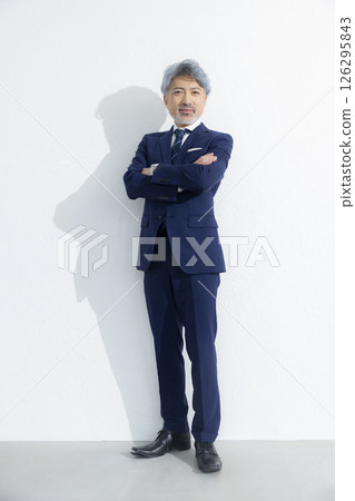 穿西裝的帥哥 穿西裝的帥哥 126295843