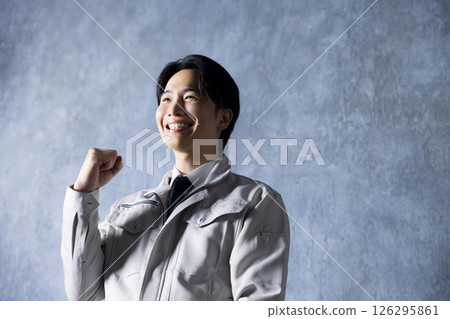 雙臂交叉工作服的男人 126295861