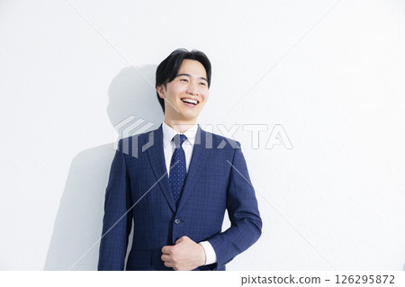 A pointing businessman 126295872