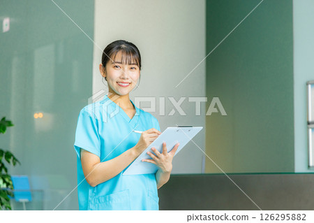 Young women, nurses, hospitals, vocational schools 126295882