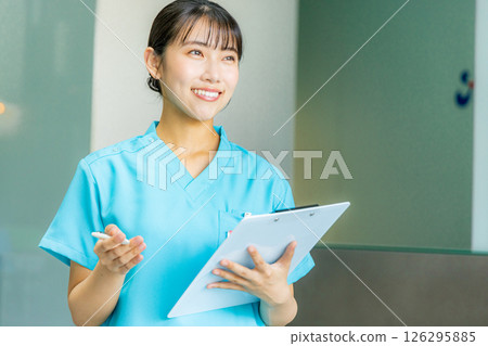 Nurse to make a meeting 126295885