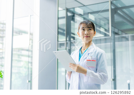 白色的一位小姐 126295892