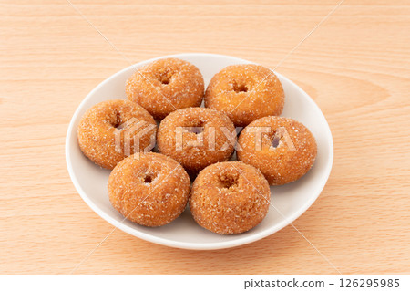 盤子裡美味的迷你甜甜圈 盤子裡美味的迷你甜甜圈 126295985