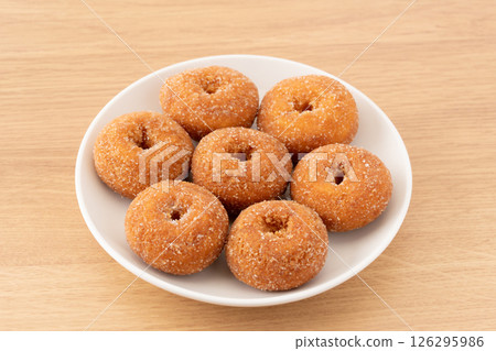 盤子裡美味的迷你甜甜圈 盤子裡美味的迷你甜甜圈 126295986