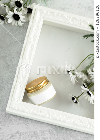 時尚的相框、化妝品和白花 126296126