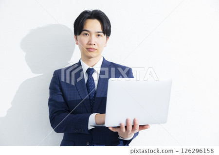 使用個人計算機的商人 使用個人計算機的商人 126296158