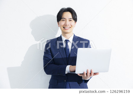 使用個人計算機的商人 使用個人計算機的商人 126296159