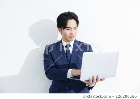 使用個人計算機的商人 126296160