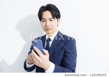 Businessmen using smartphones 126296205