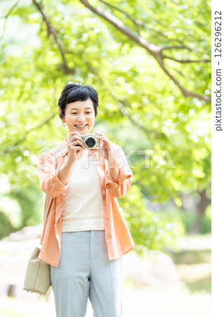 Senior woman travel camera 126296212