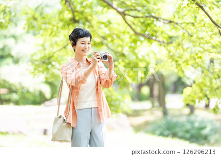 高級女性旅行相機 126296213