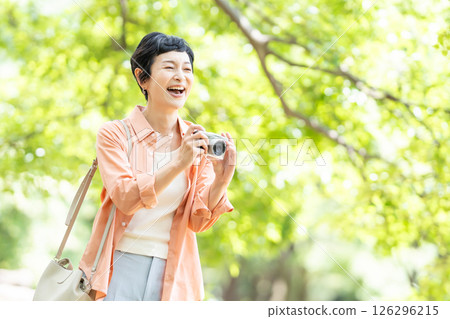 高級女性旅行相機 126296215