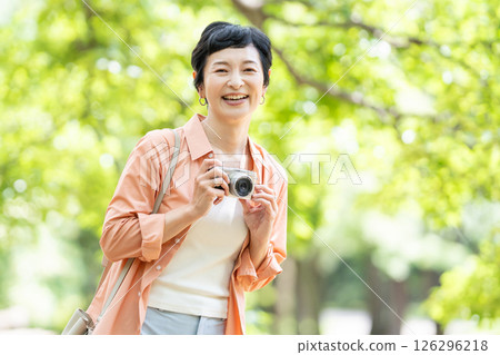 高級女性旅行相機 126296218