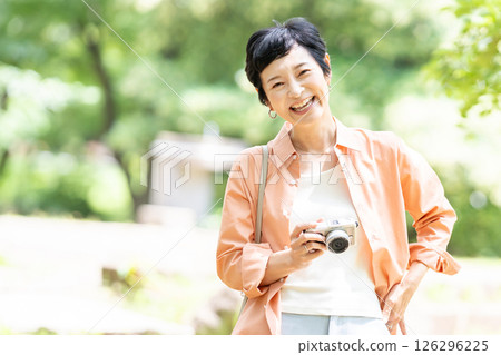 Senior woman travel camera 126296225