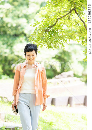 高級女性旅行相機 126296226