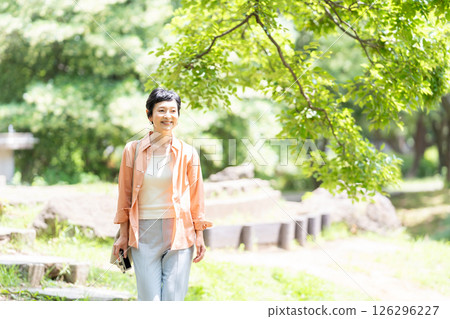 Senior woman travel camera Senior woman travel camera 126296227