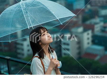 拿著傘的一個少婦 拿著傘的一個少婦 126296234