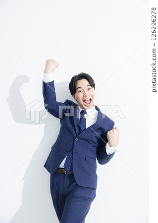 微笑的商人跳躍 126296278