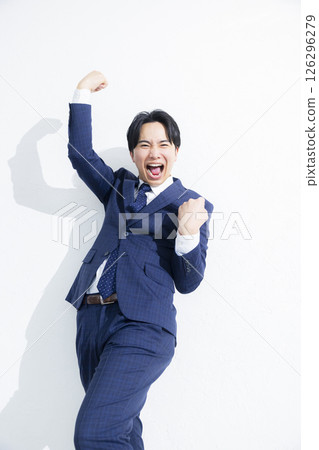 微笑的商人跳躍 126296279