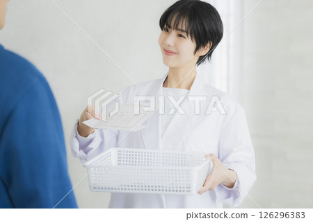 白色的一位小姐 126296383