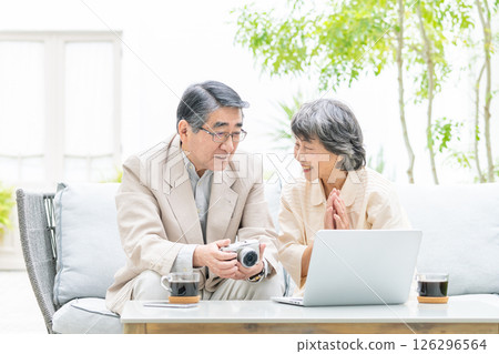 老年夫婦，電腦，相機 126296564
