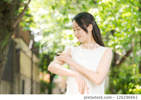 做紫外線護理的女性 126296661