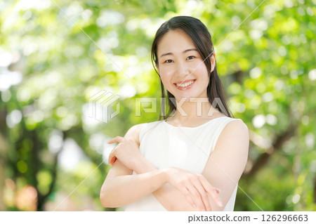 Women doing UV care 126296663