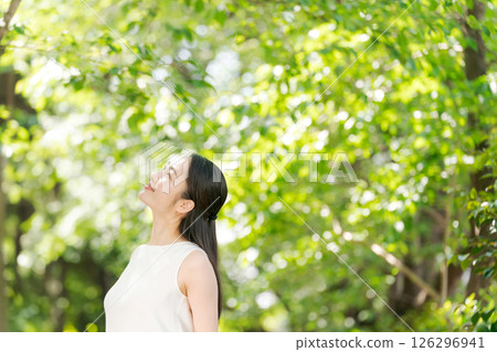 放鬆在公園的一名婦女 放鬆在公園的一名婦女 126296941