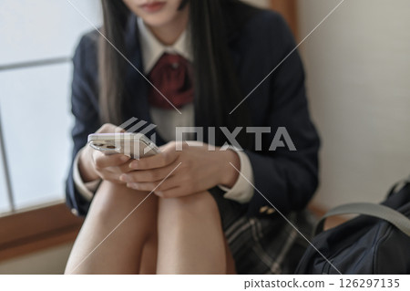 高中女生在日式房間看智慧型手機，霸凌，拒絕上學，SNS 麻煩 126297135