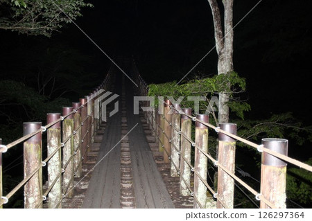 黑暗中的吊橋 126297364
