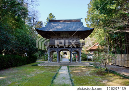 Yasugi City: Unjuji Temple Gate in early spring Yasugi City: Unjuji Temple Gate in early spring 126297489