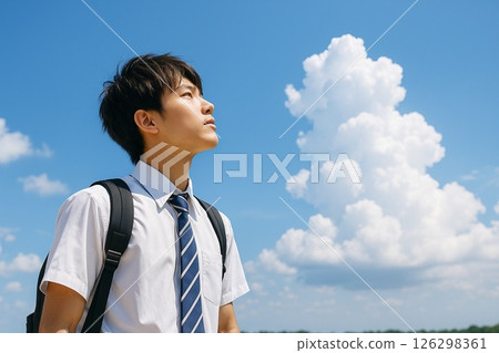 一名高中生仰望晴朗的夏日天空 126298361