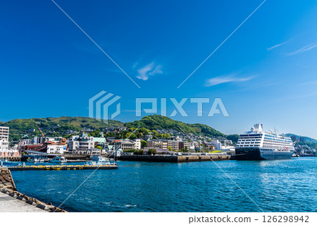 從水邊之森公園(長崎市)出發的郵輪抵達長崎港(Azamara Pursuit) 從水邊之森公園(長崎市)出發的郵輪抵達長崎港(Azamara Pursuit) 126298942