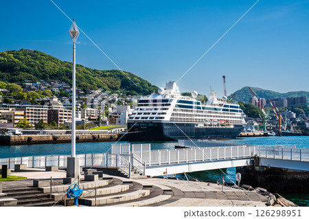 Cruise ship arriving at Nagasaki Port (Azamara Pursuit) from Mizube no Mori Park [Nagasaki City] 126298951