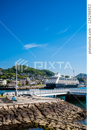 Cruise ship arriving at Nagasaki Port (Azamara Pursuit) from Mizube no Mori Park [Nagasaki City] 126298953