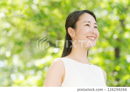 綠樹中微笑的女人的形象 126299266