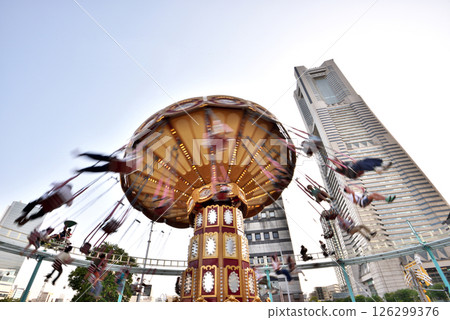 在橫濱宇宙世界玩耍的家庭 126299376